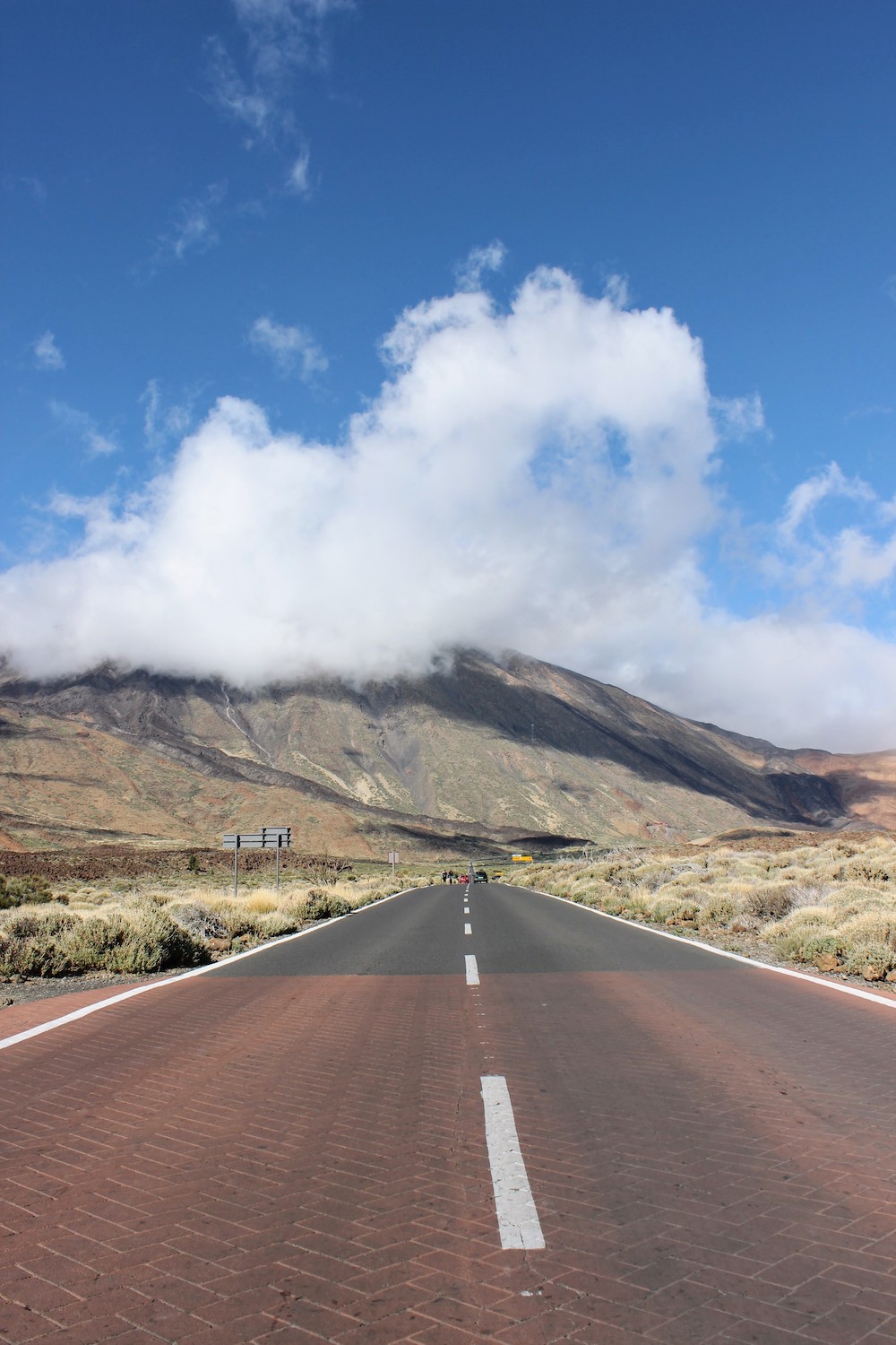 Die Straße am Fuße des Teidegipfels ist ein beliebter Fotospot für Teneriffa-Selfies