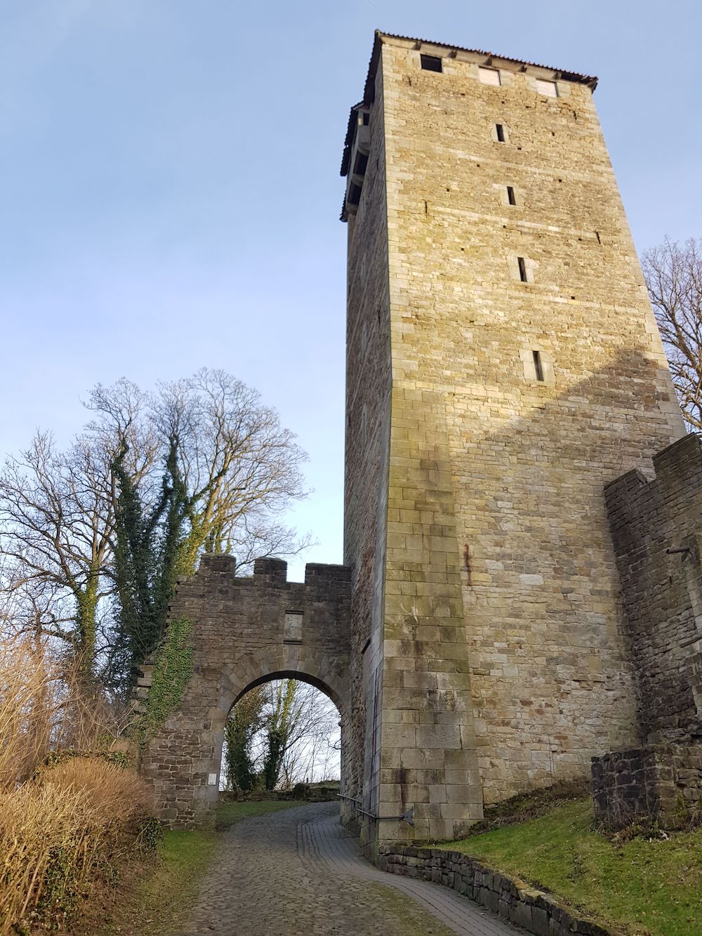 Der mächtige Bergfried der Schaumburg thront hoch über dem Weserbergland