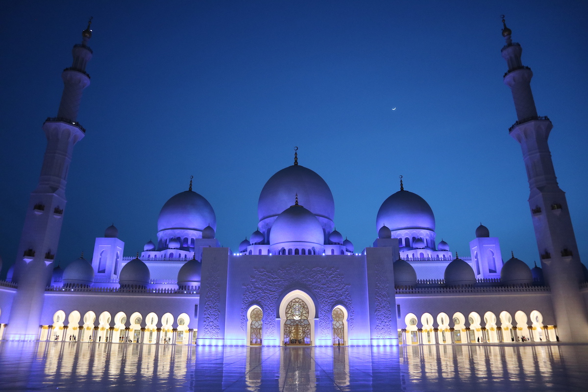 Bei Dunkelheit wird die Moschee wunderschön beleuchtet