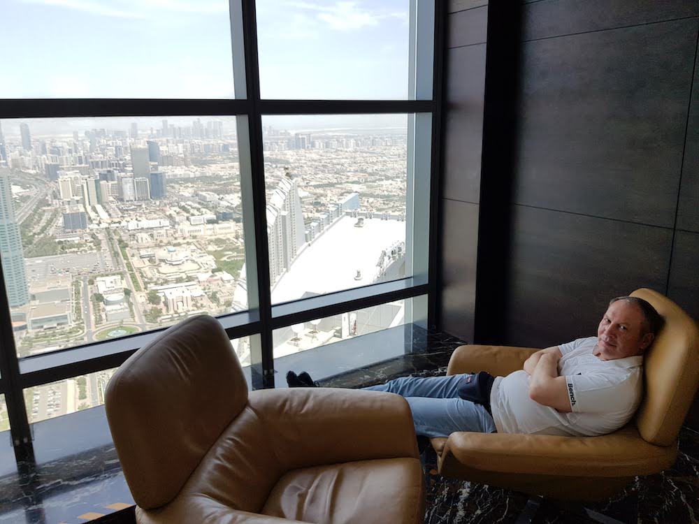 Ganz entspannt die Aussicht über Abu Dhabi genießen