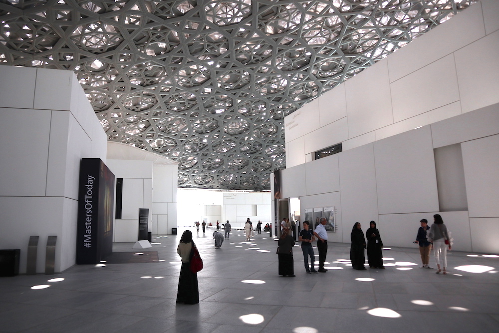 Besucher des Abu Dhabi Louvre