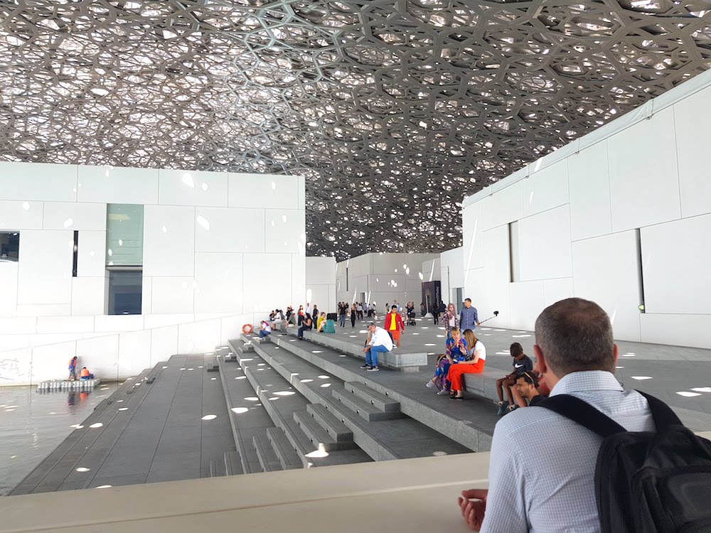Innenhof des Louvre Abu Dhabi