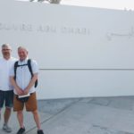 Louvre Abu Dhabi: Dezentes Namensschild am Eingang
