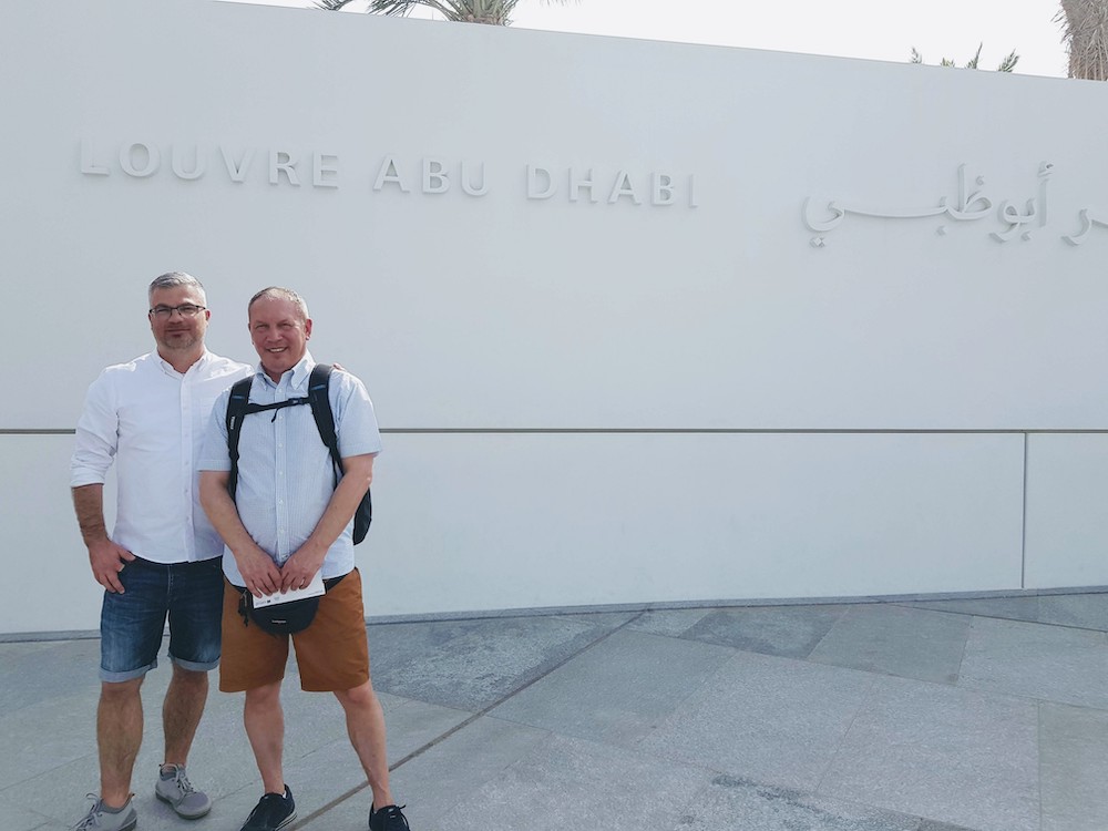 Louvre Abu Dhabi: Dezentes Namensschild am Eingang