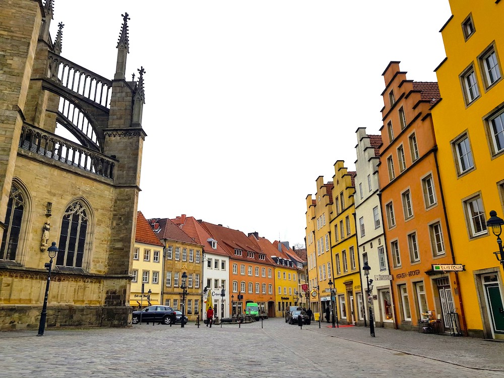 Osnabrück Gayreisen: Marienkirche und bunte Giebelhäuser am Markt