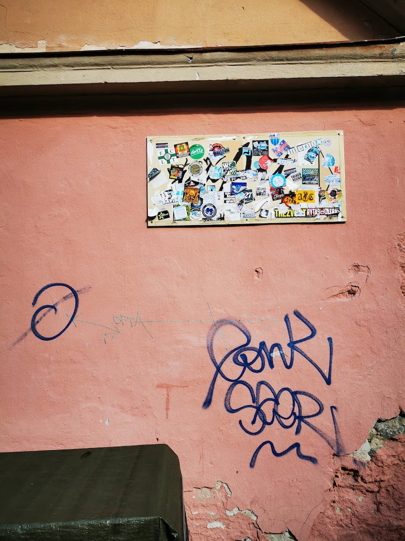 Bunte Sticker in Tallinn