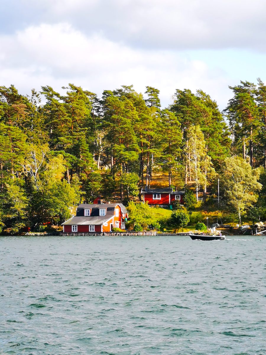 Typisch Schweden: Rote Holzhäuser in Nynäshamn