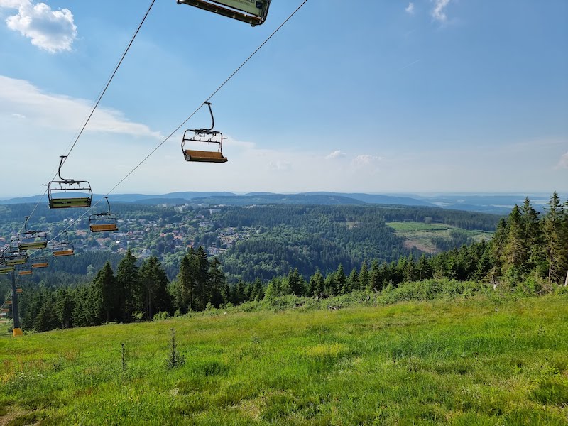 Mit dem Sesselift auf den Gipfel des Bocksbergs fahren
