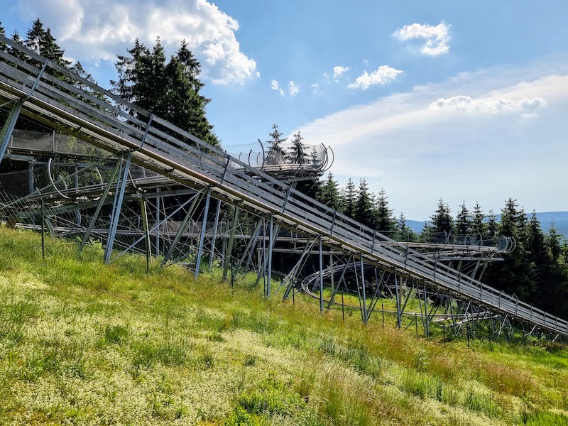 Die Schienen erinnern an eine Achterbahn