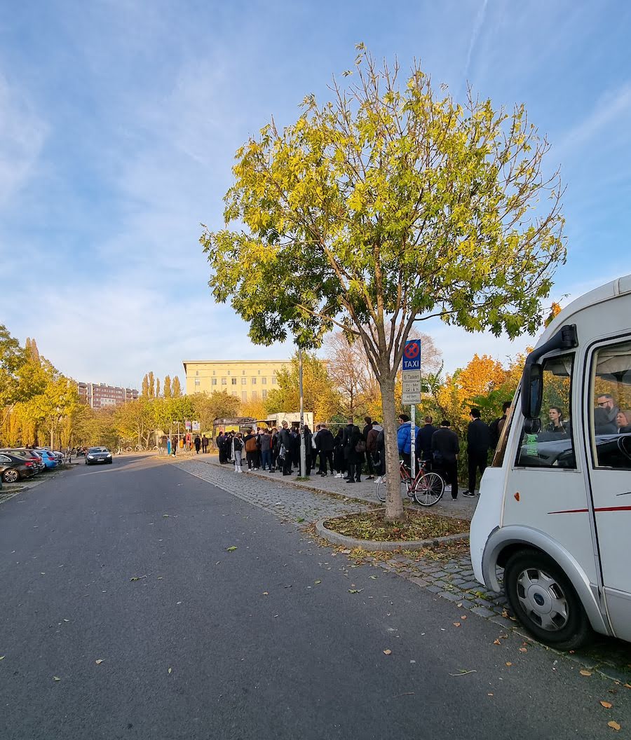 Berghain Schlange vor dem Eingang