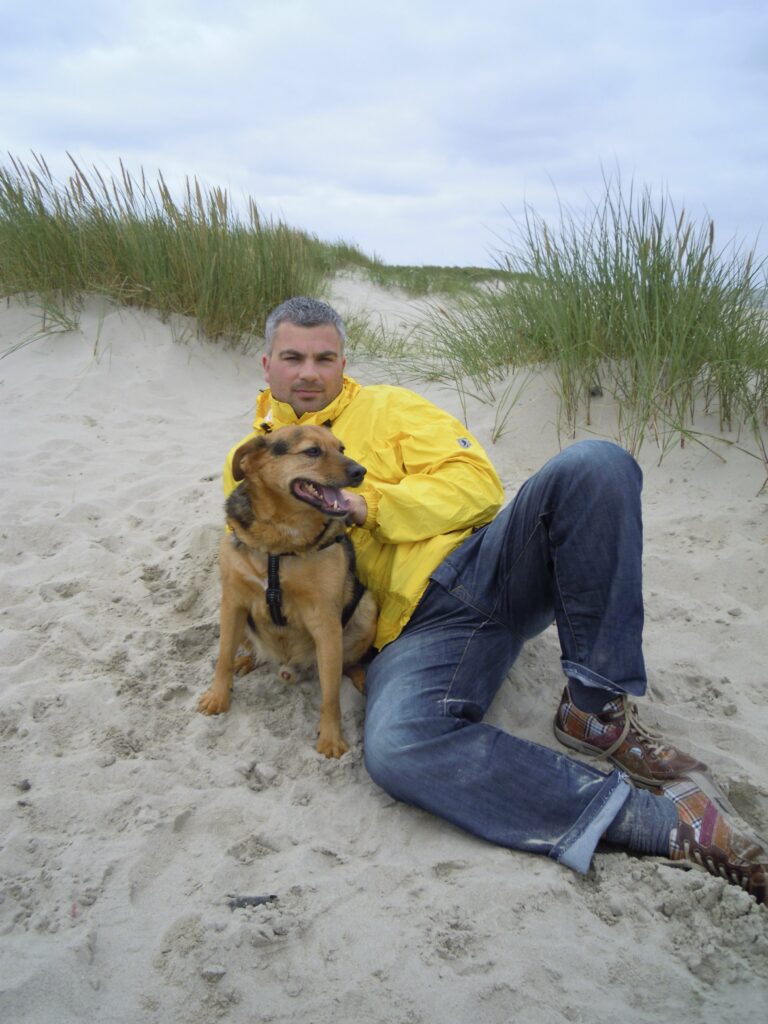 Unser vierbeiniger Freund am Strand