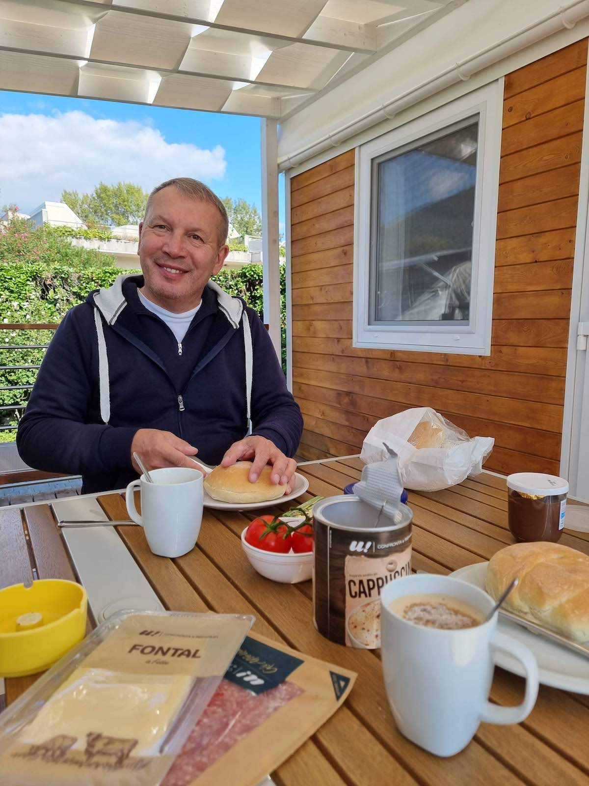 Luxus-Camping am Lago Maggiore in Italien: Leckeres Frühstück auf der unseinsehbaren Terrasse!