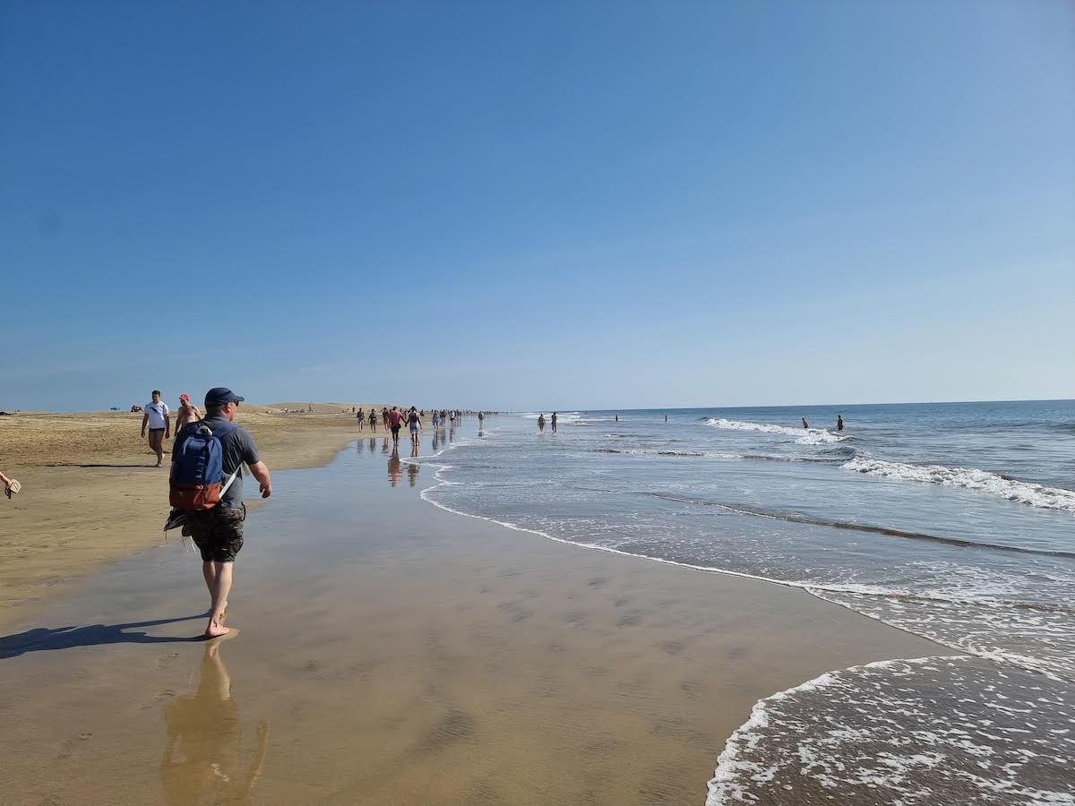 Im Winter kannst du in Maspalomas am Strand liegen und im Meer baden