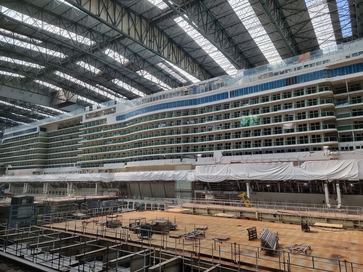 Blick durch das Panorama-Fenster auf die "Arvia" von P&O Cruises