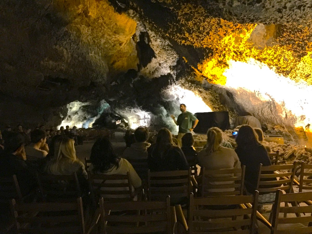 Konzertsaal in der Höhle der Grünen