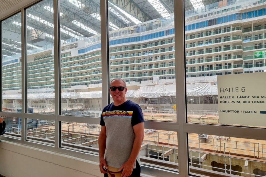 Blick durch das Panorama-Fenster auf die "Arvia" von P&O Cruises