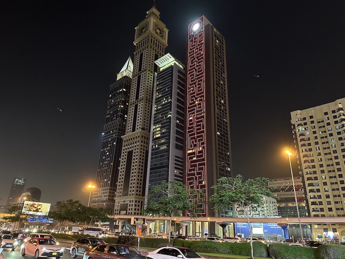 Die schwule Szene in Dubai trifft sich oft entlang der Sheikh Zayed Road. Hier warten auch Prostituierte recht offentsichtlich auf Freier