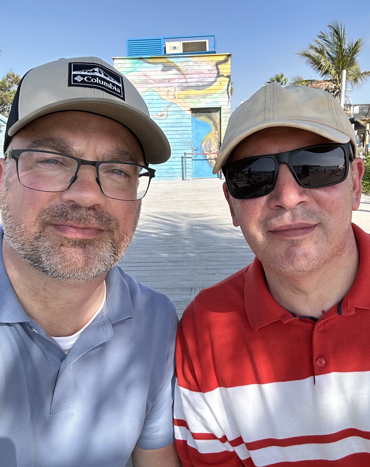 Fotolocation La Mer: Selfie vor einer der bunten Strandhütten