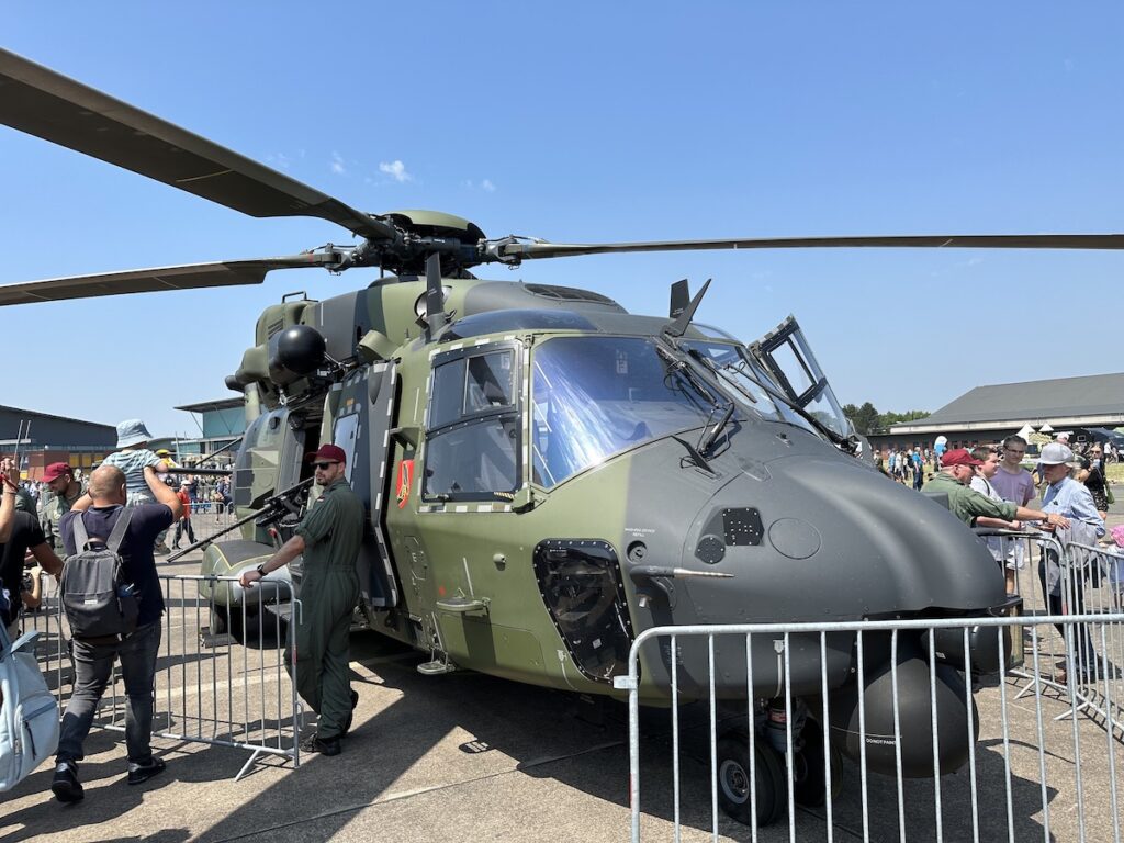 Auf dem Flugfeld konnten Flugzeuge, Hubschrauber und Panzer aus der Nähe begutachtet werden.