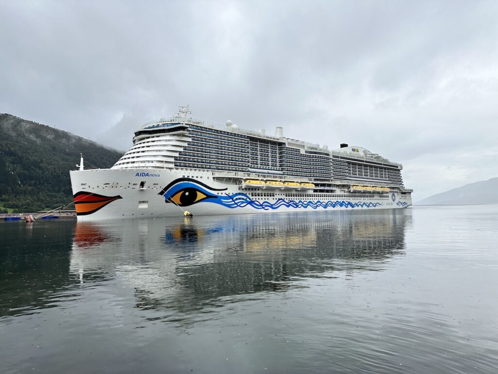 AIDAnova im Hafen von Nordfjordeid AIDAnova im Hafen von Nordfjordeid