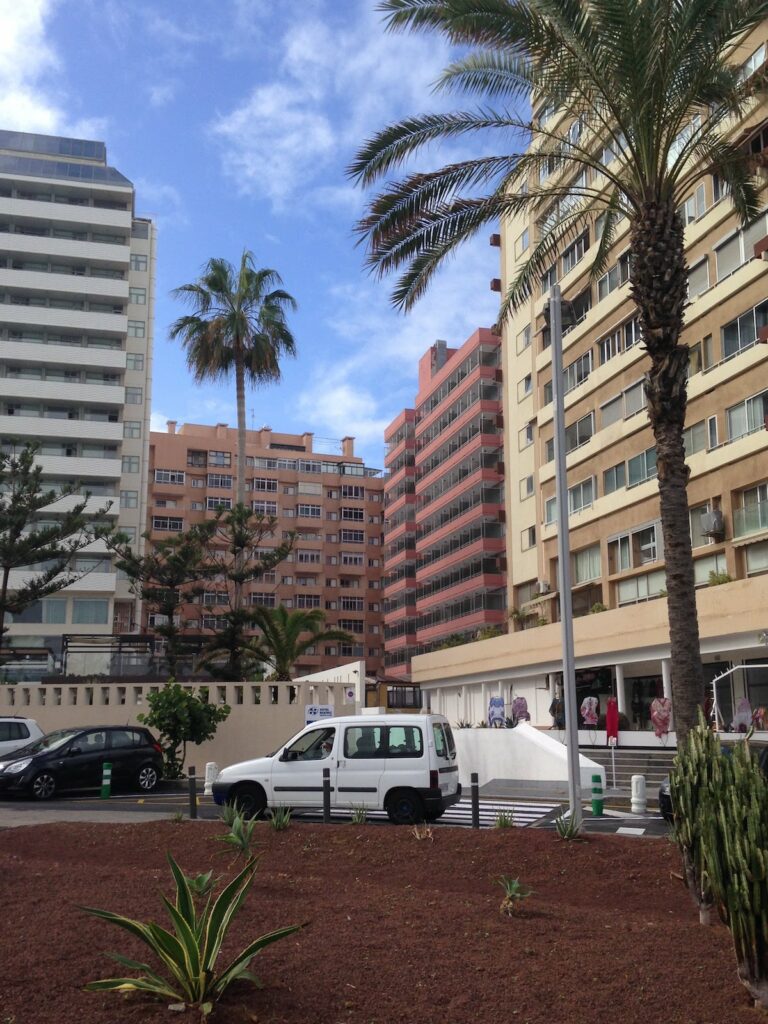 Avenida Betancourt y Molina findest du viele Gay Bars auf Teneriffa