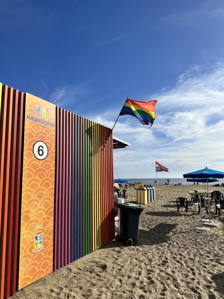 Kiosk Nummer 6 in Regenbogenfarben am schwulen Strand auf Gran Canaria