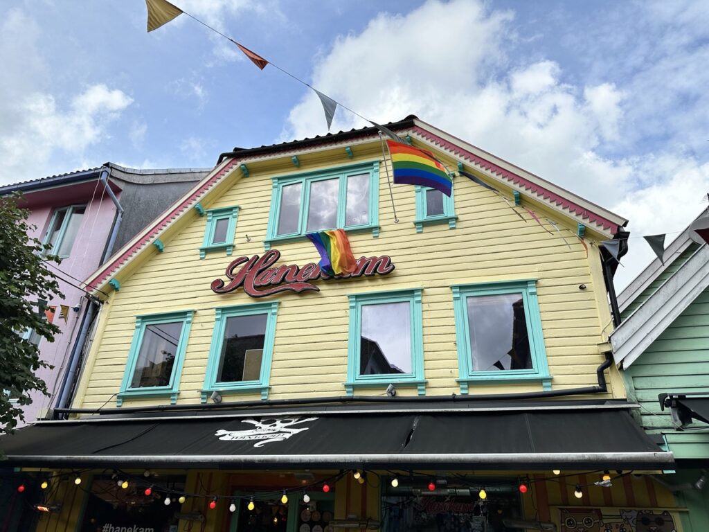 In Stavanger wehen überall die Regenbogenflaggen