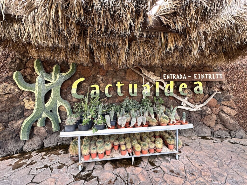 Eingang zum Cactualdea-Kakteenpark auf Gran Canaria