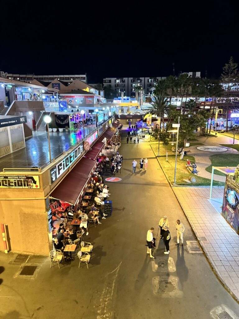 Eine Nacht im Yumbo Centre gehört bei einer Gay Reise nach Gran Canaria zum Pflichtprogramm