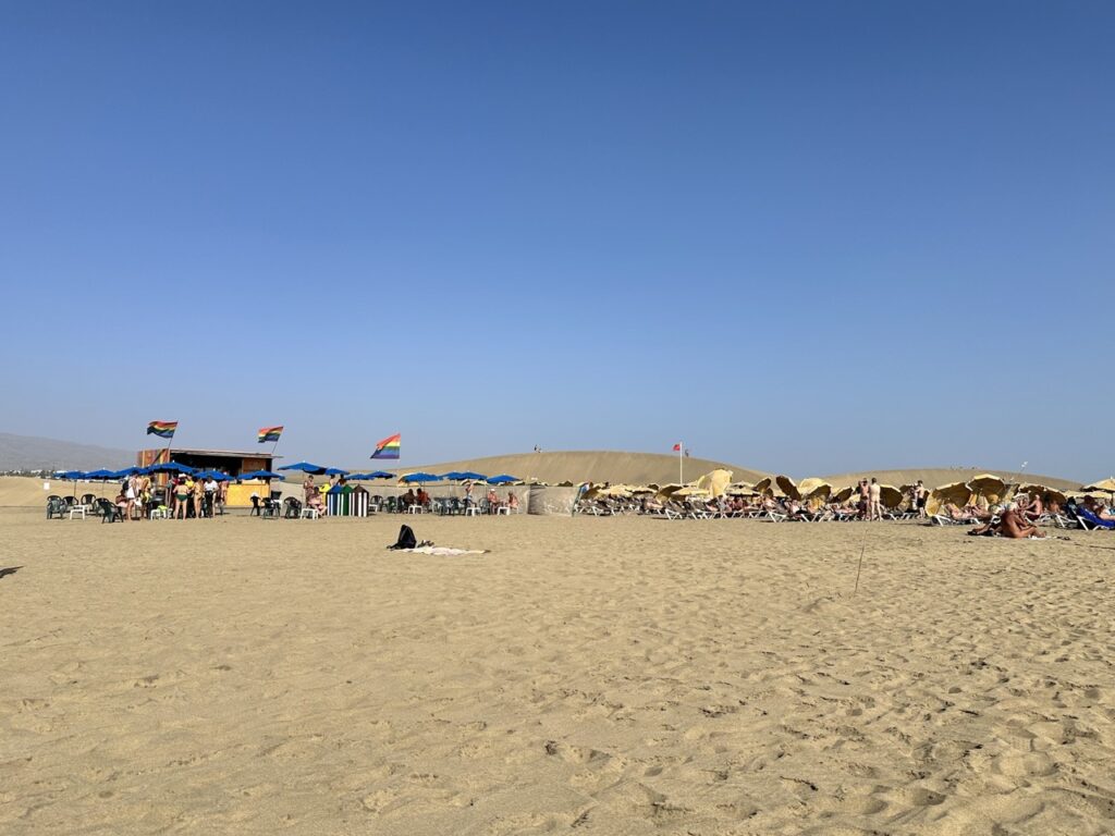 Ein schwuler Urlaubstag auf Gran Canaria spielt sich vor allem am Strand ab