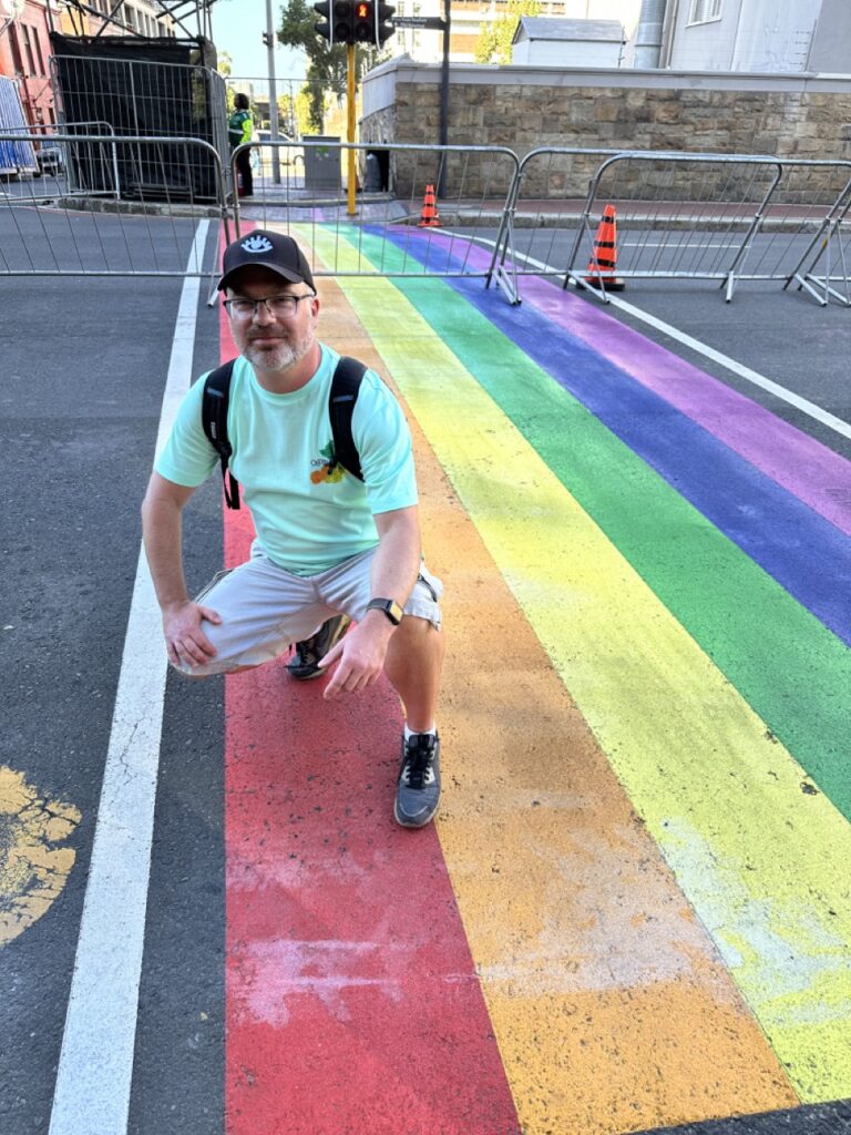 Regenbogenfarbener Zentratreiben vor dem Lifestyle Village