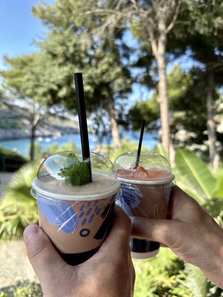 Leckere Cocktails an der Anthony Quinn Bucht