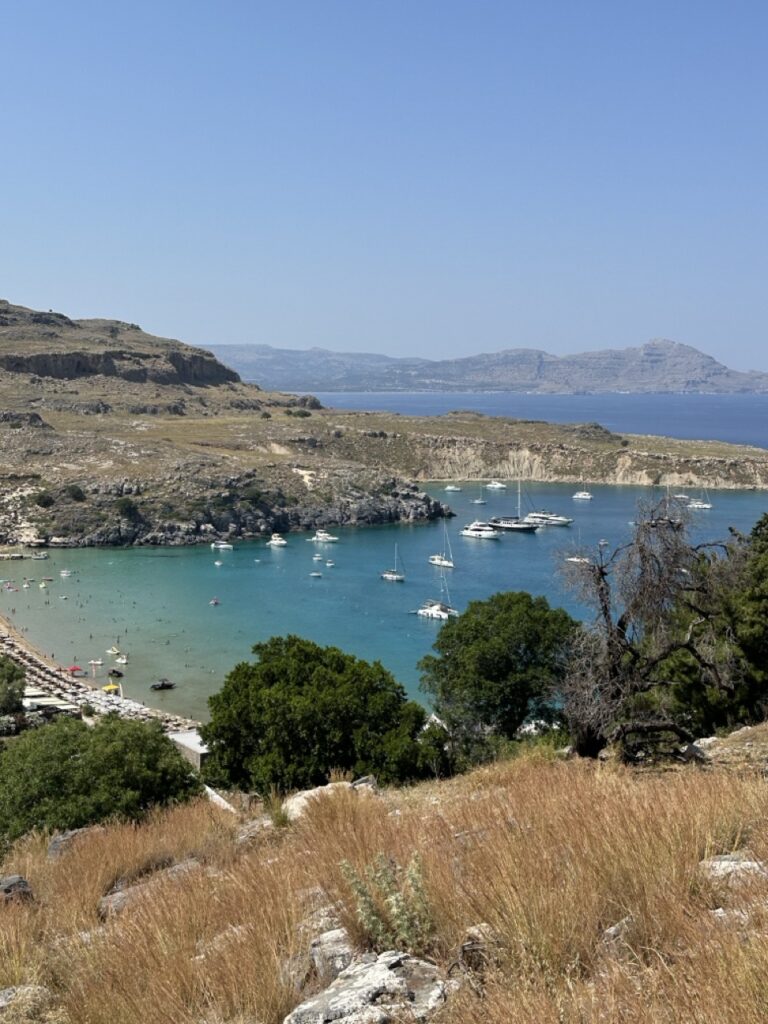 Kostenloser Blick von der Festung auf die Bucht und den Lindos Beach