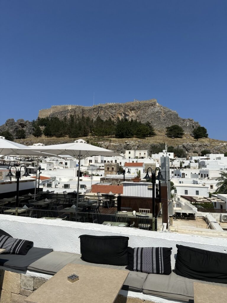 Rooftop Restaurant in Lindos: Blick von der Dachterrasse der Antika Bar