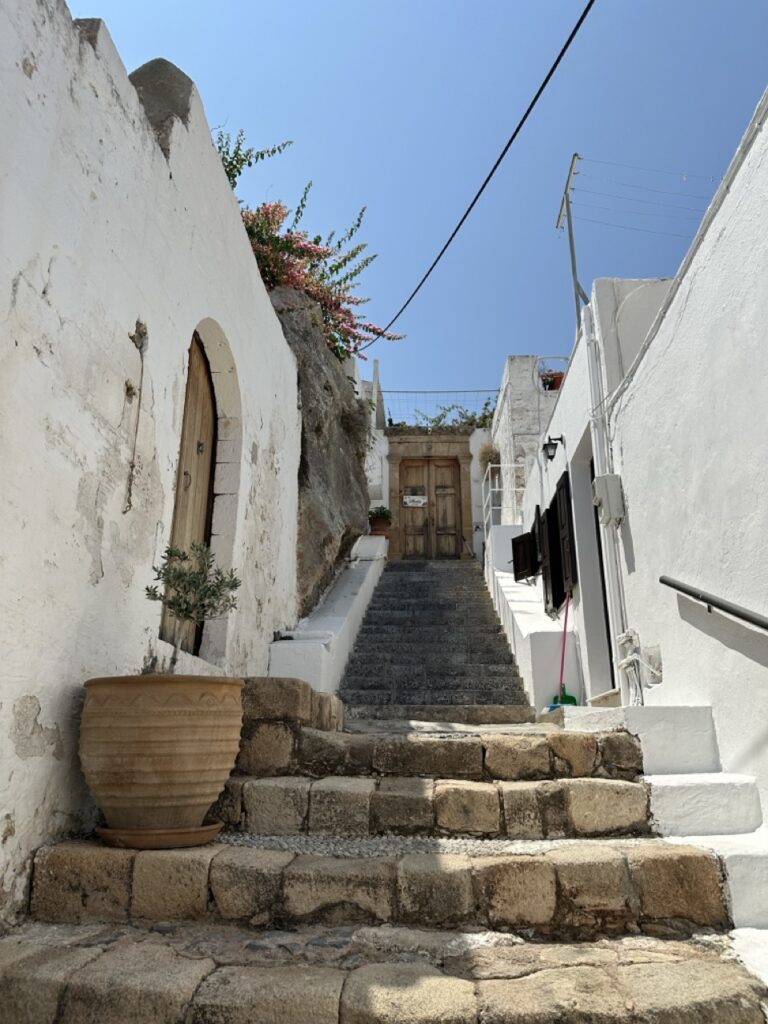 In Lindos gibt es viele Stufen zu erklimmen