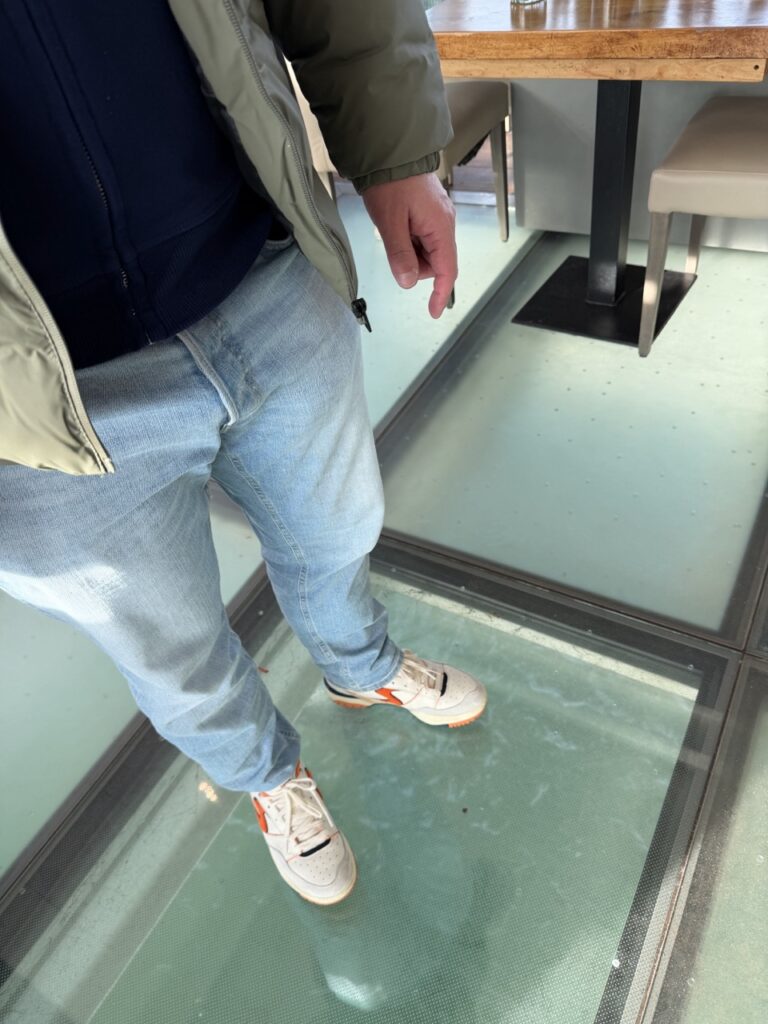 Glasfußboden im Restaurant Wolkenlos