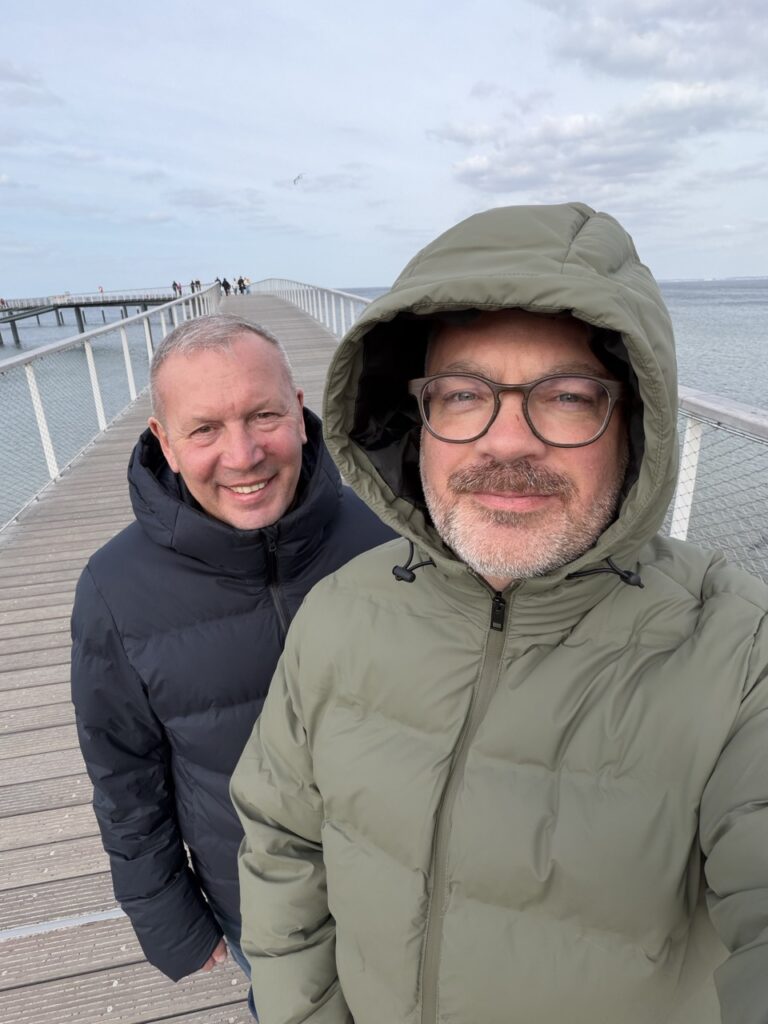 Schwules Paar auf der Seebrücke Timmendorfer Strand