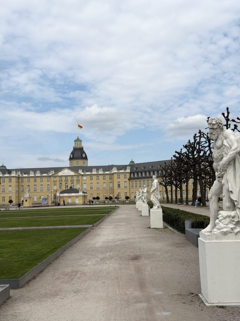 Schloss Karlsruhe & Schlossgarten sind die Top-Sehenswürdigkeit für schwule Reisende in Karlsruhe
