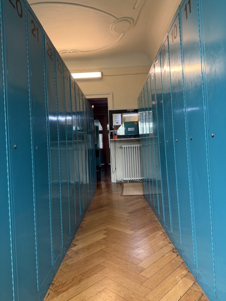 Parkettboden und kunstvoller Stuck an der Decke machen schon den Umkleideraum zu etwas ganz Besonderem.
